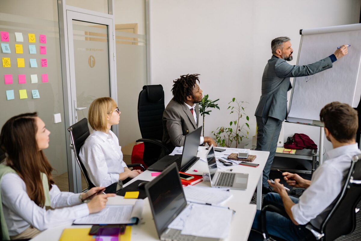 Salariés suivant une formation professionnelle dans une salle de réunion